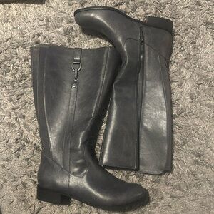 Women boots size 11 wide new never worn